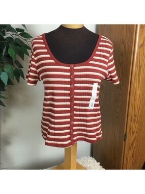SO XL snap through short sleeve scoopneck ribbed tee Color is mauve stri…